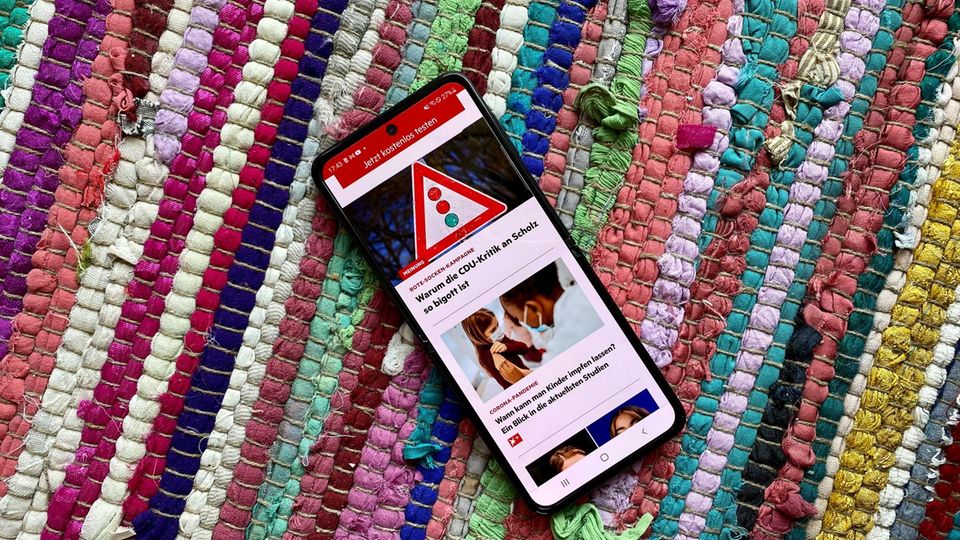 Falt-Smartphone: Auf hellen Bildschirminhalten ist die Faltnaht im Display quasi nicht zu sehen Auf hellen Bildschirminhalten ist die Faltnaht im Display quasi nicht zu sehen