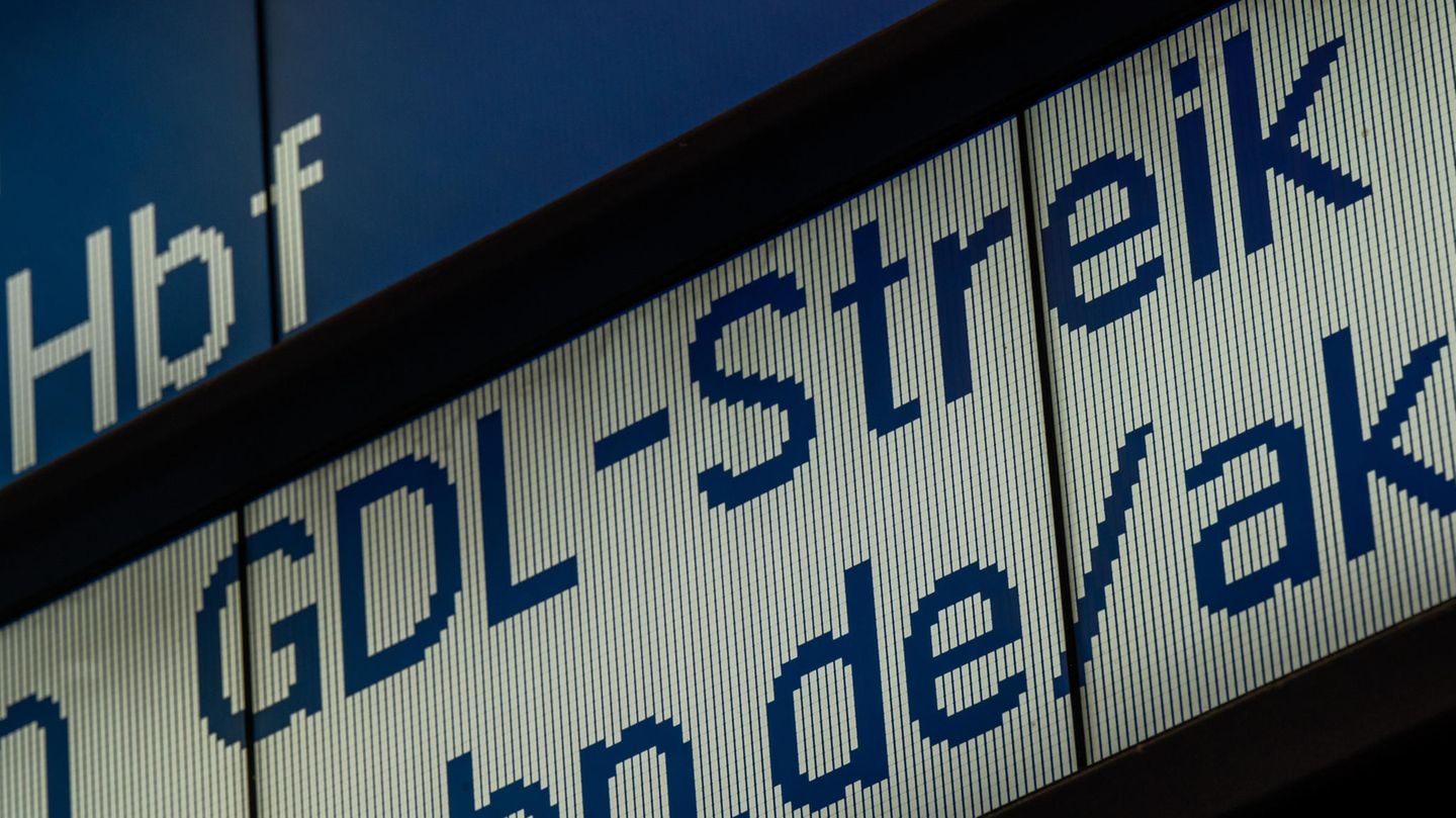 Rail strike continues despite new offer