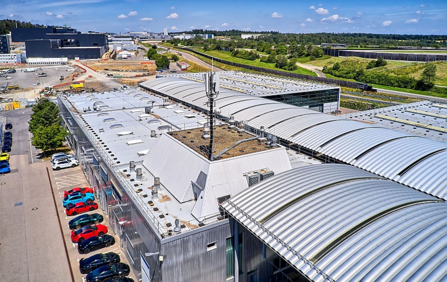 Mobilfunkantennen versorgen das Porsche-Entwicklungszentrum in Weissach mit dem schnellen 5G-Netz