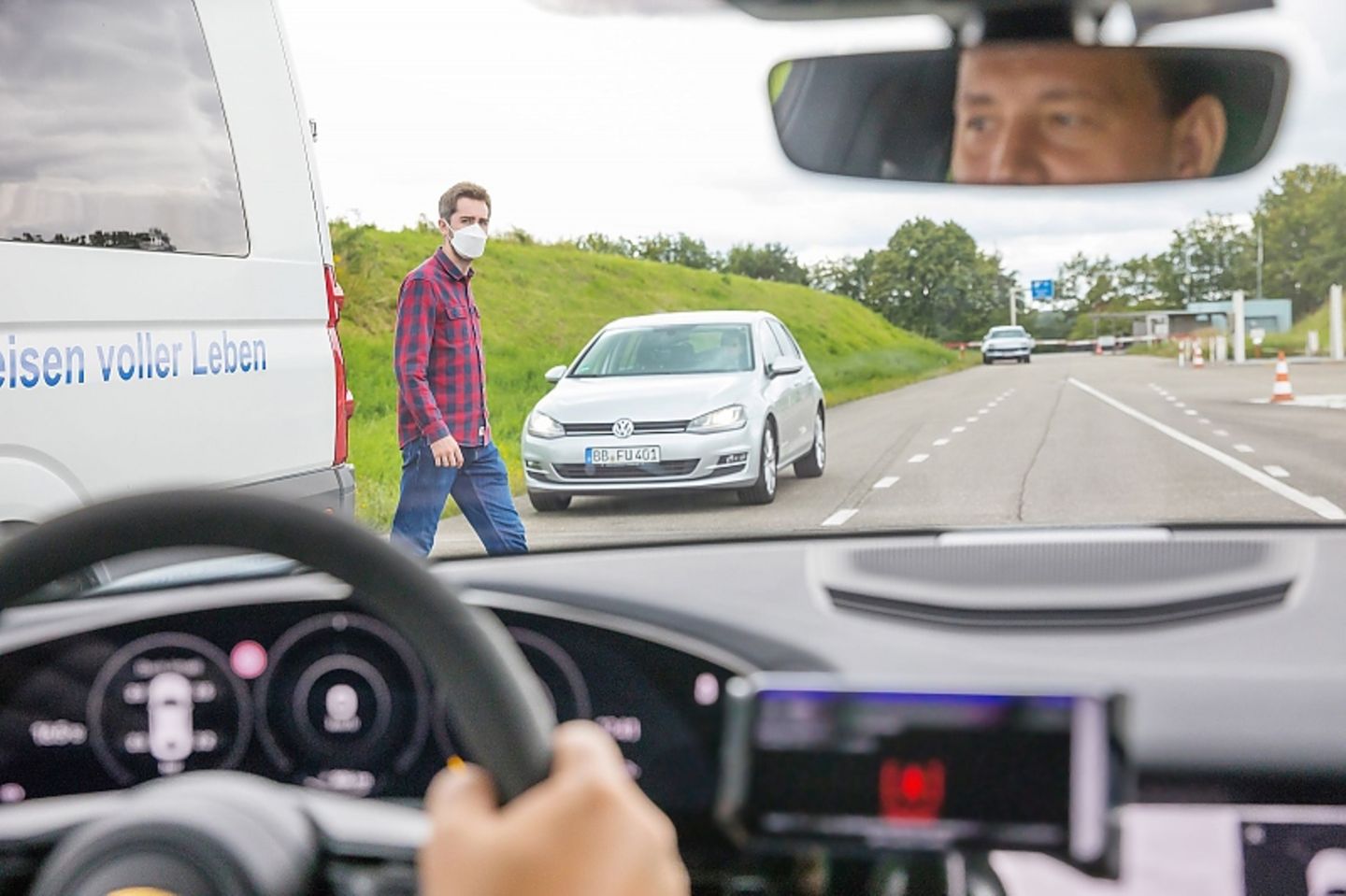 Dank des 5G-Netzes kommen die Warnungen in Echtzeit im Auto an