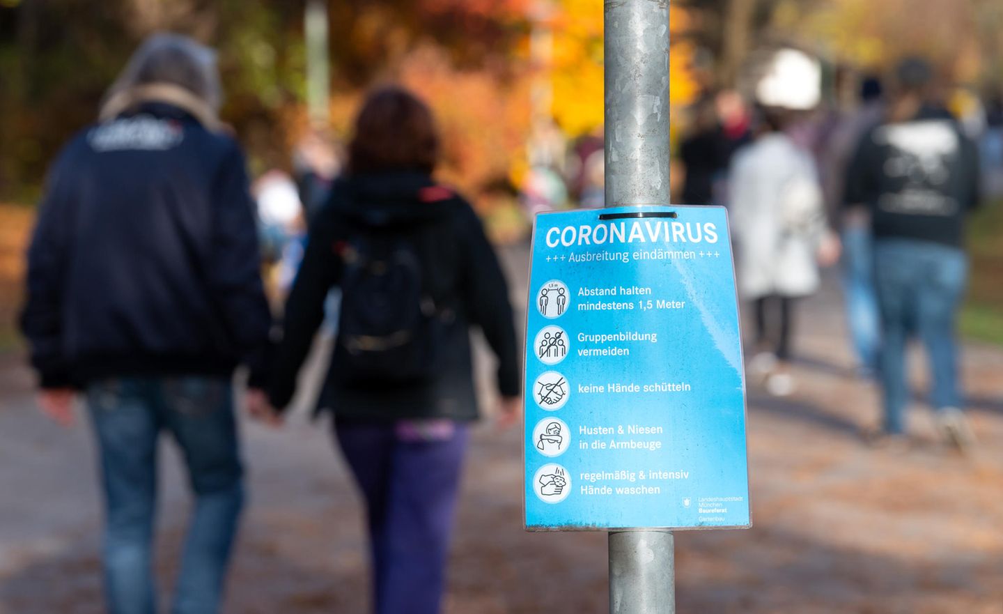 Ein Plakat mit Informationen über das Coronavirus ist an einem Weg im Westpark zu sehen Ein Plakat mit Informationen über das Coronavirus ist an einem Weg im Westpark zu sehen