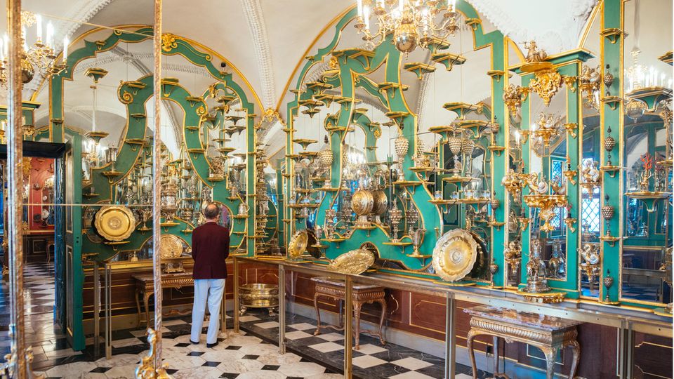 Ein Besucher schaut sich im Juwelenzimmer des Historischen Grünen Gewölbes im Residenzschloss um