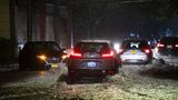 Im Dunkeln leuchten die Rücklichter mehrerer Autos, die auf einer überschwemmten Straße auf Staten Island fahren