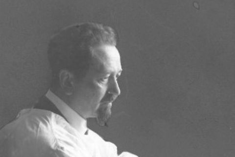 Das Schwarz-Weiß-Foto zeigt den Biologen Rudolf Weigl im Labor