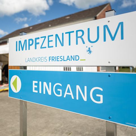 Landkreis Friesland: Kochsalzlösung statt Biontech-Impfstoff: Zwei Mitarbeiter erheben neue Vorwürfe gegen Impfzentrum