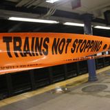 Ein oranges Absperrband mit schwarzer Schrift informiert auf einem Metro-Bahnsteig darüber, dass Züge hier nicht halten