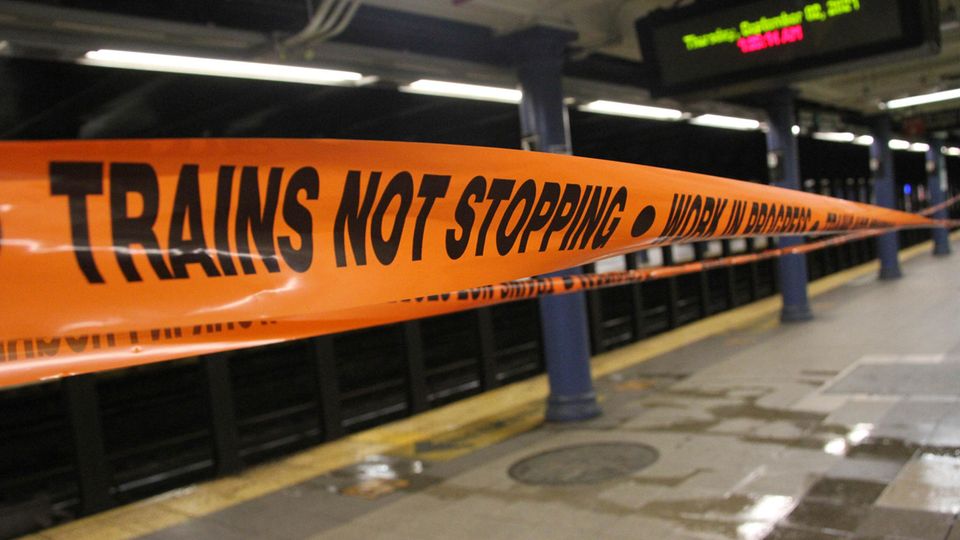 Ein oranges Absperrband mit schwarzer Schrift informiert auf einem Metro-Bahnsteig darüber, dass Züge hier nicht halten