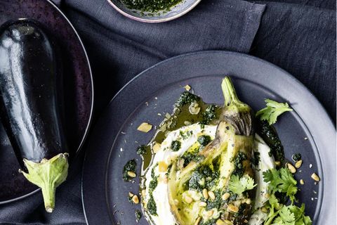 Burnt aubergine mit Labneh und Korianderöl