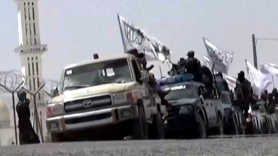 Parade der Taliban Taliban zeigen in pompöser Parade, was sie von der US-Armee erbeutet haben