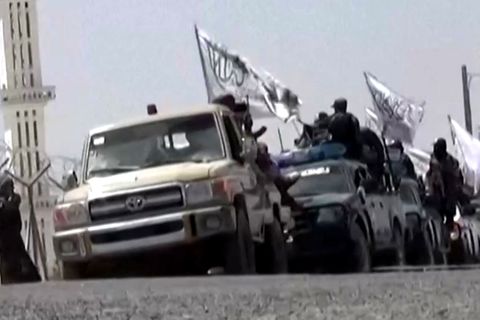 Taliban zeigen in pompöser Parade, was sie von der US-Armee erbeutet haben