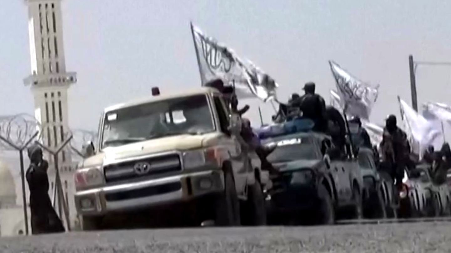 Taliban show captured weapons and vehicles from the US Army (video)