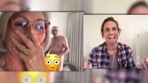 Vater läuft nackt durch Videocall