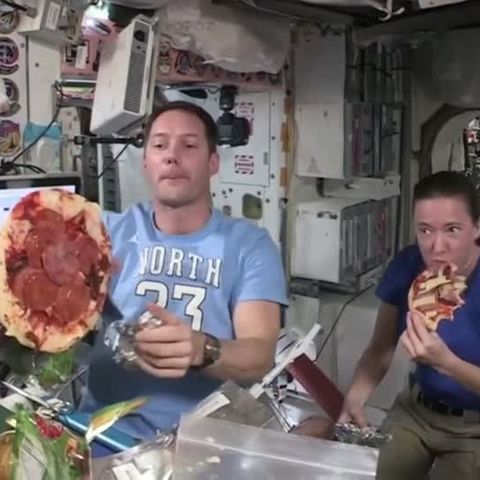 Video: Pizzaabend auf der ISS