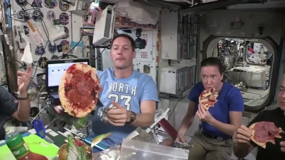 Internationale Raumstation: Erste Gruppe von Weltraumtouristen checkt auf der ISS ein Internationale Raumstation: Erste Gruppe von Weltraumtouristen checkt auf der ISS ein