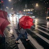 Ungemütliches Wetter für den Weg zur Arbeit: Fußgänger suchen in der Nähe des Columbus Circle während des Unwetters Schutz.