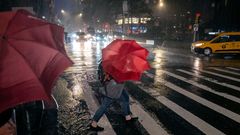 Ungemütliches Wetter für den Weg zur Arbeit: Fußgänger suchen in der Nähe des Columbus Circle während des Unwetters Schutz.