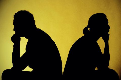 Mann und Frau im Profil sitzen voneinander abgewandt