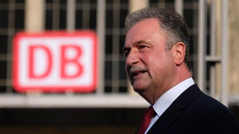 Claus Weselsky, Vorsitzender der Gewerkschaft der Lokführer (GDL), spricht auf einer Kundgebung seiner Gewerkschaft 