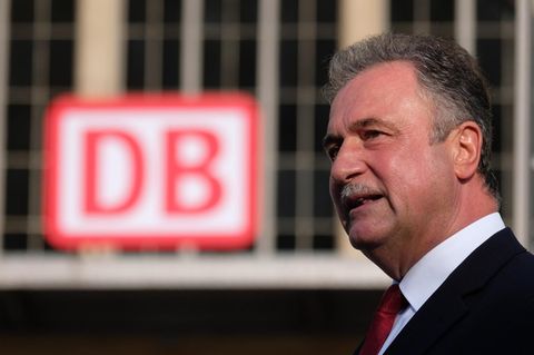 Claus Weselsky, Vorsitzender der Gewerkschaft der Lokführer (GDL), spricht auf einer Kundgebung seiner Gewerkschaft 