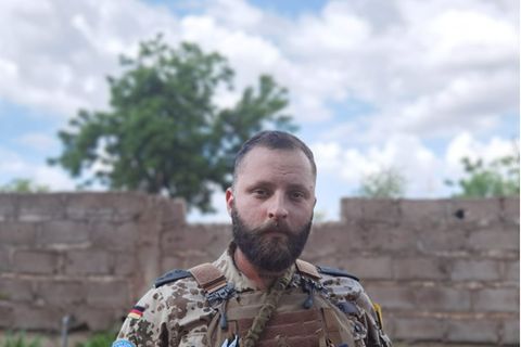 Sascha Richter trägt eine Flecktarnuniform