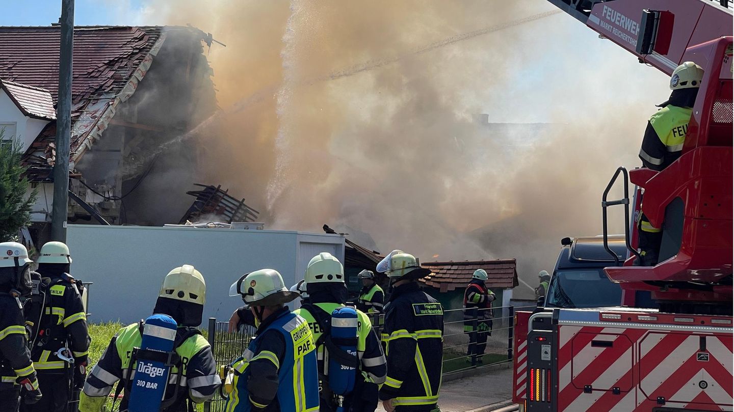 Einsatzkräfte der Feuerwehr, auf dem Foto ist auch Rauch zu sehen