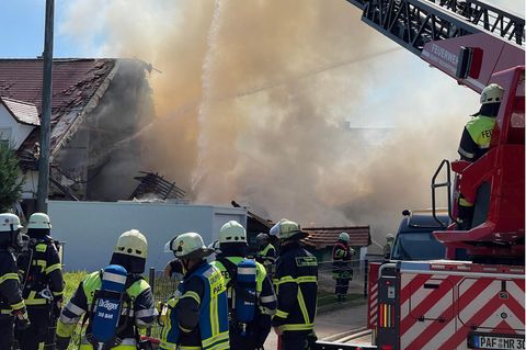 Einsatzkräfte der Feuerwehr, auf dem Foto ist auch Rauch zu sehen