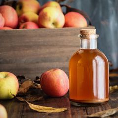 Hautpfelge: Eine Flasche mit Apfelessig