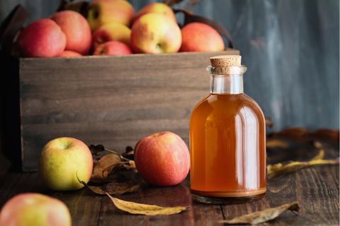 Hautpfelge: Eine Flasche mit Apfelessig