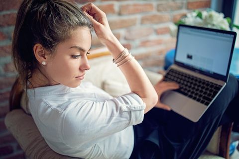 Frau am Laptop