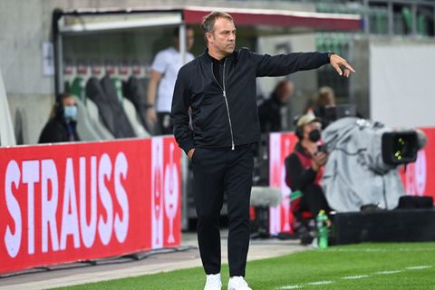 Bundestrainer Hansi Flick gibt Anweisungen während des Spiels