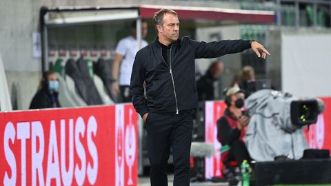 Bundestrainer Hansi Flick gibt Anweisungen während des Spiels