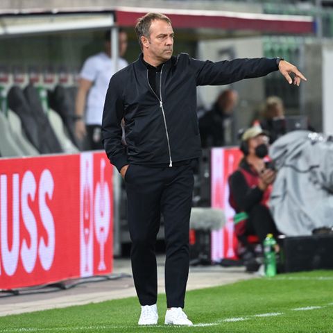Bundestrainer Hansi Flick gibt Anweisungen während des Spiels