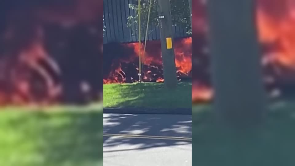 Video: Flugzeug stürzt in Firmengebäude