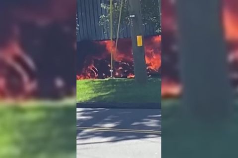 Video: Flugzeug stürzt in Firmengebäude