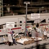 Gewerkschafter haben am Bahnhof Mesebach einen ICE zum Halten gebracht und fordern unter anderem "Wir wollen wechselnde Fahrgäste".