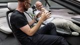Designer Marc Lichte (links) erklärt das Konzept des Innenraums