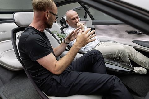 Designer Marc Lichte (links) erklärt das Konzept des Innenraums