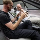 Designer Marc Lichte (links) erklärt das Konzept des Innenraums