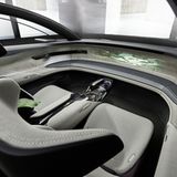 Das Lenkrad verschwindet und das Display erstreckt sich über das gesamte Armaturenbrett