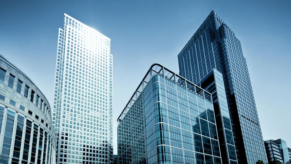 Große Bürogebäude mit Glasfassaden
