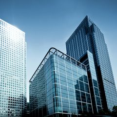 Große Bürogebäude mit Glasfassaden