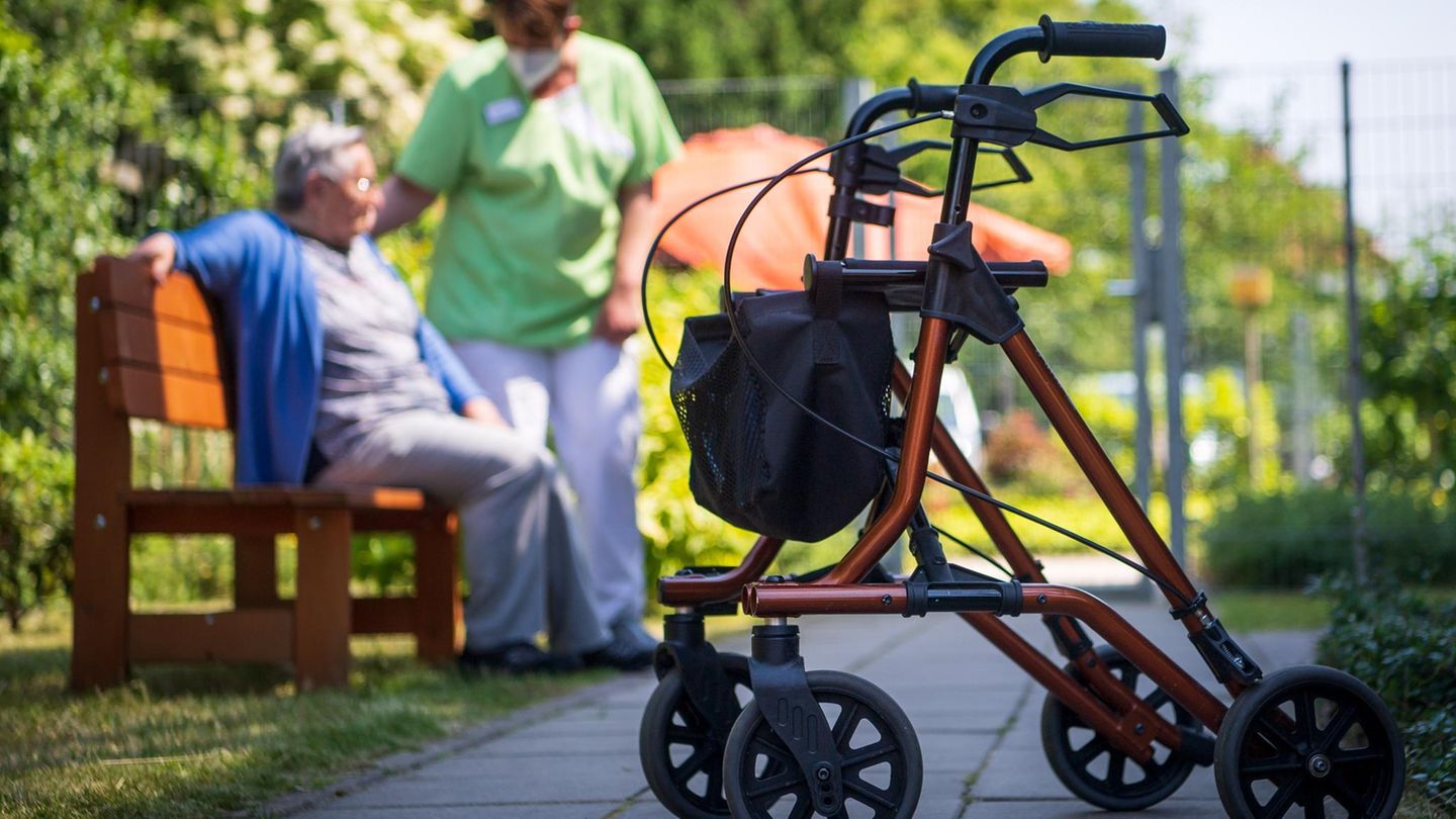 Employees in daycare centers, schools and homes must disclose their vaccination status