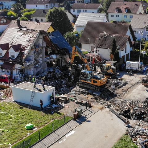 Zwei Bagger und ein Radlader sind bei Bergungsarbeiten an den Überresten eines Hauses im Einsatz