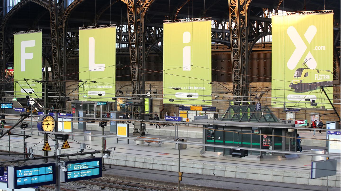 Werbung des Verkehrsunternehmens Flixmobility am Hauptbahnhof in Hamburg