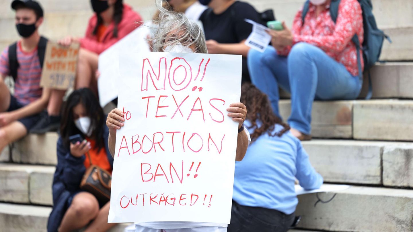 Texas: Users cover anti-abortion websites with spam