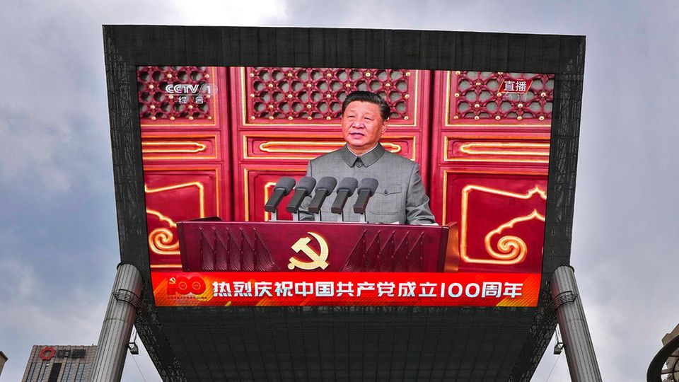 Die Rede von Chinas Präsident Xi Jinping wird auf einem Screen übertragen. China reguliert weiter die Ausstrahlung im TV.