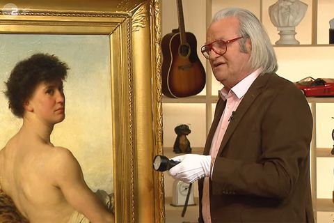 Albert Maier untersucht im Studio von Bares für Rares das Gemälde