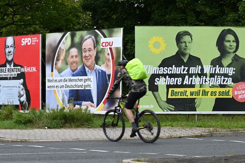 Wahlplakate der Kanzlerkandidat*innen Olaf Scholz, Armin Laschet und Annalena Baerbock