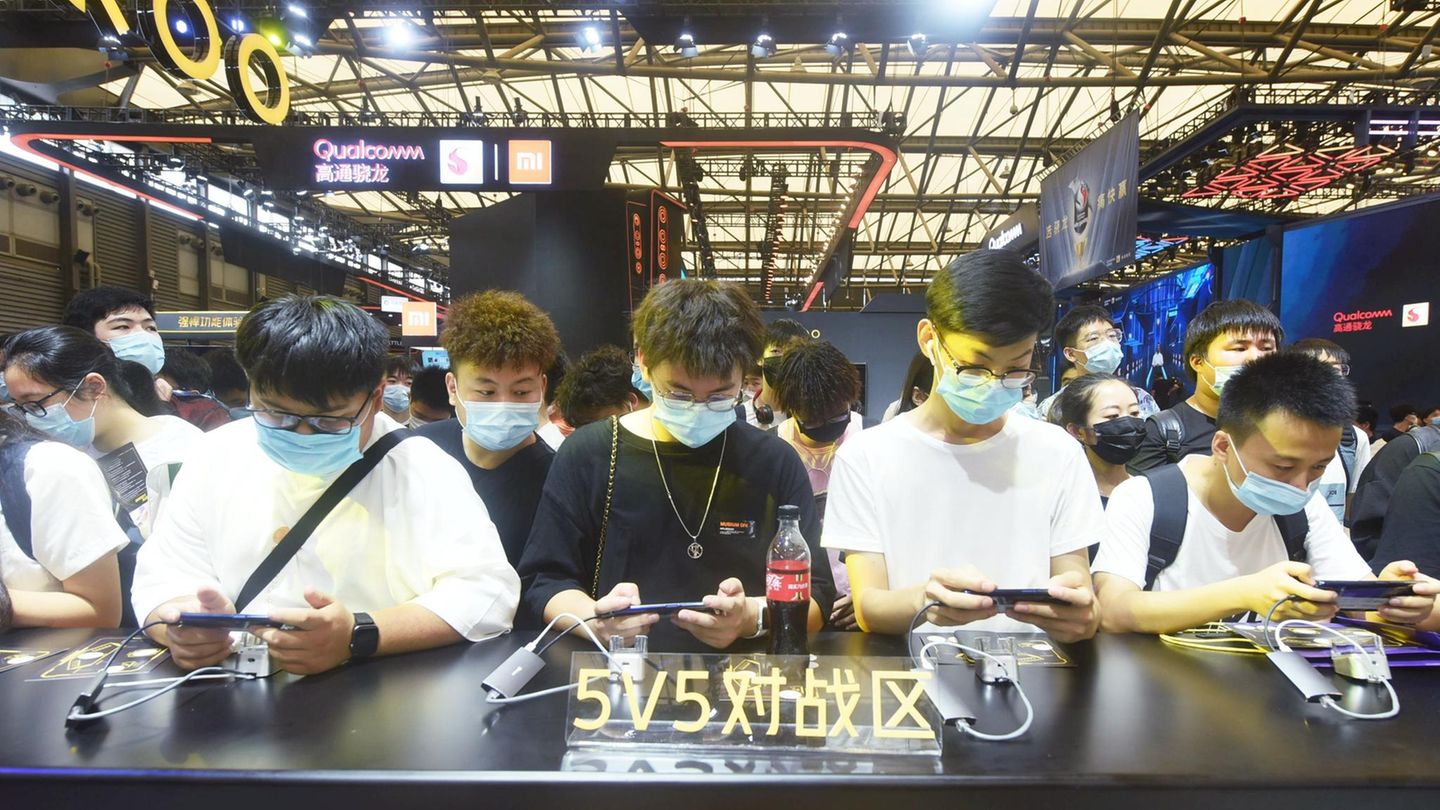 "Deformierter Geschmack" und "toxische Fankultur": China sieht die Männlichkeit seiner Jungen in Gefahr. Und greift durch Jugendliche spielen Computerspiele