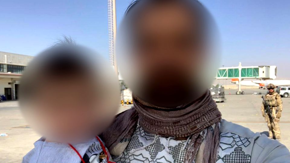Taliban in Afghanistan: Bundeswehrhelfer S. am Flughafen Kabul